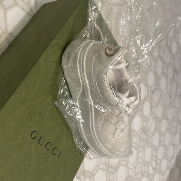 White Gucci shoes - Picture 4 of 7